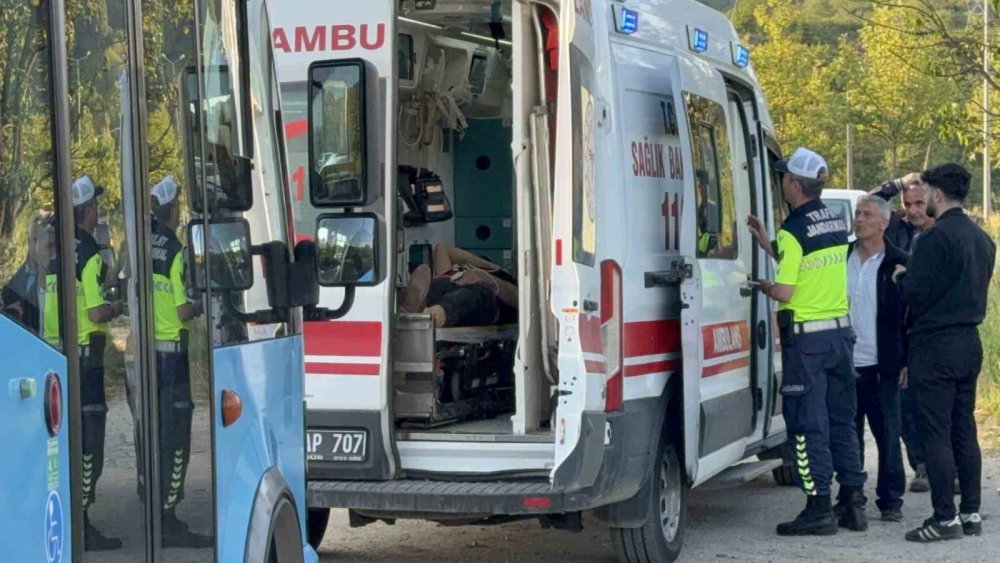 Otomobil ışıklarda duran halk otobüsüne çarptı: 6 yaralı