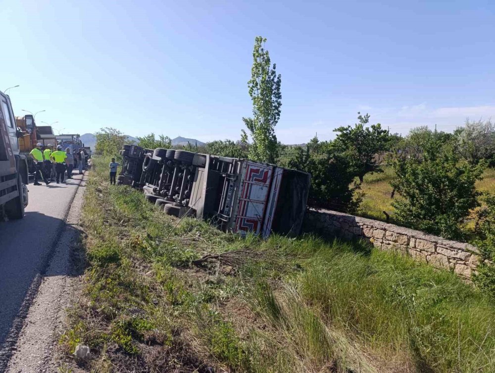 Angus yüklü tır devrildi, 1 kişi yaralandı