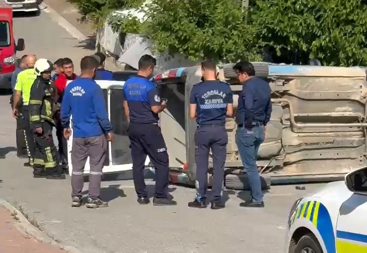 Otomobilin çarptığı zabıta aracı devrildi: 2 yaralı