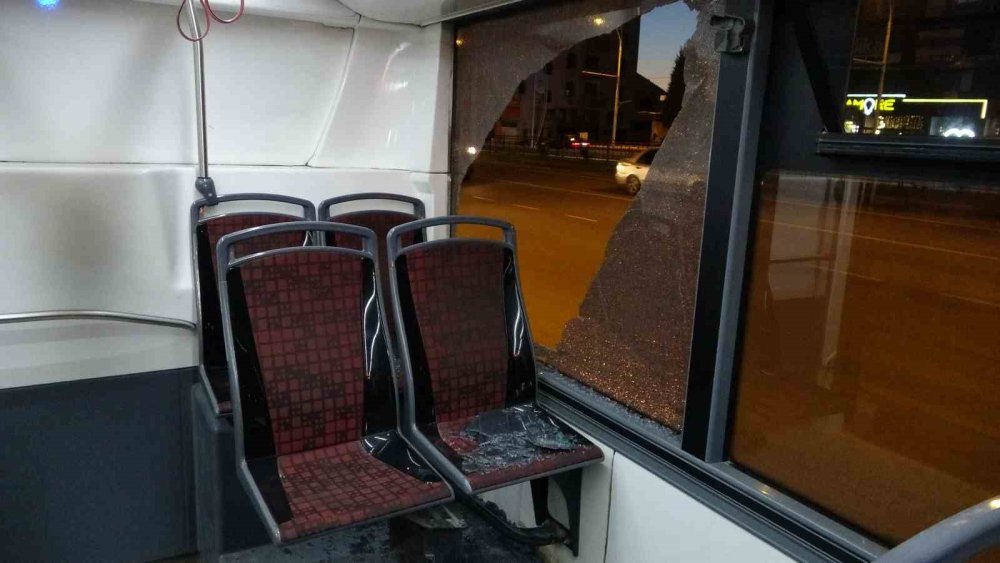 Trambüs ile kamyonet çarpıştı: 1 yaralı