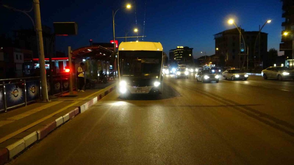 Trambüs ile kamyonet çarpıştı: 1 yaralı