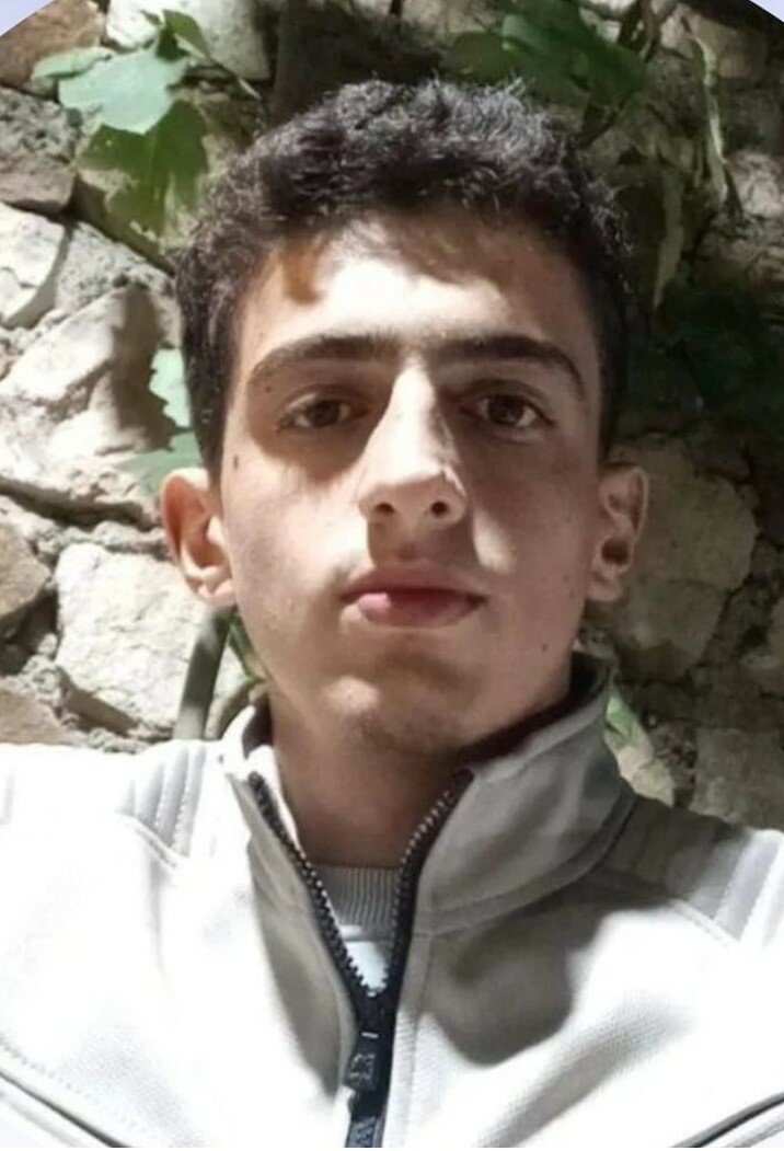 Motosikletle refüjdeki trafik levhasına çarpan sürücü öldü