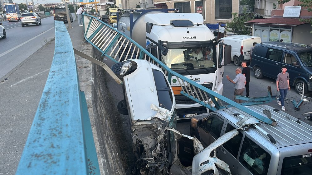Otomobil, 3 metreden yan sokağa düştü; yaralanan olmadı