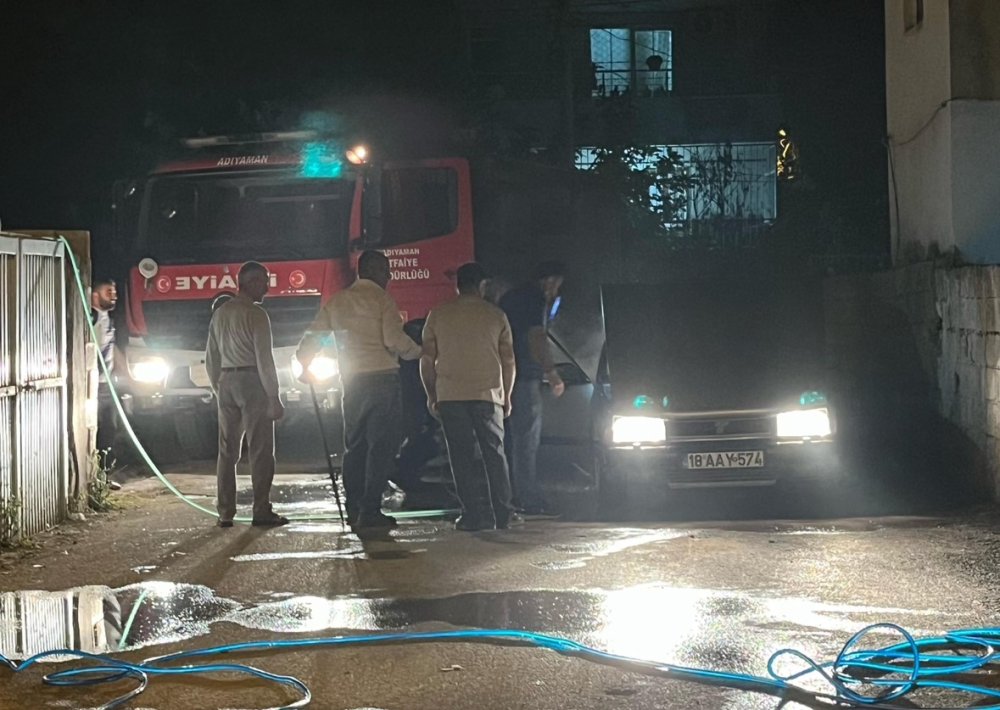 Park halindeki otomobil alev aldı