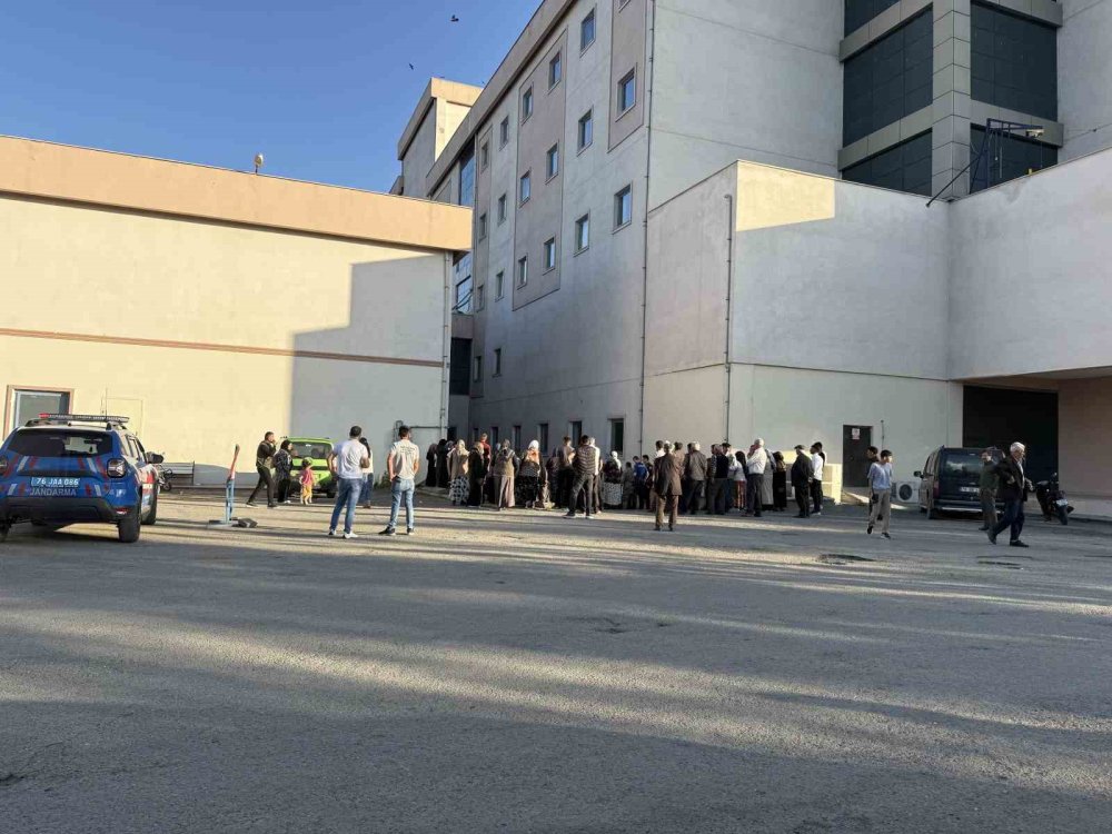 Akrabalar arasında çıkan kavgayı ayırmaya çalışırken canından oldu