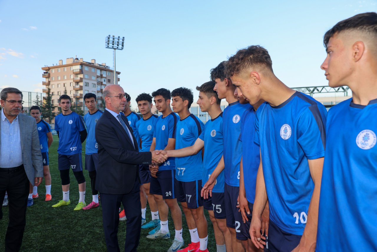 konyasporlu-futbolculardan-selcuklu-belediyespora-ziyaret-4.jpg