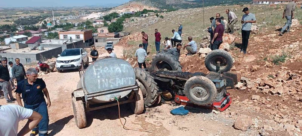 Devrilen traktörün altında kaldı