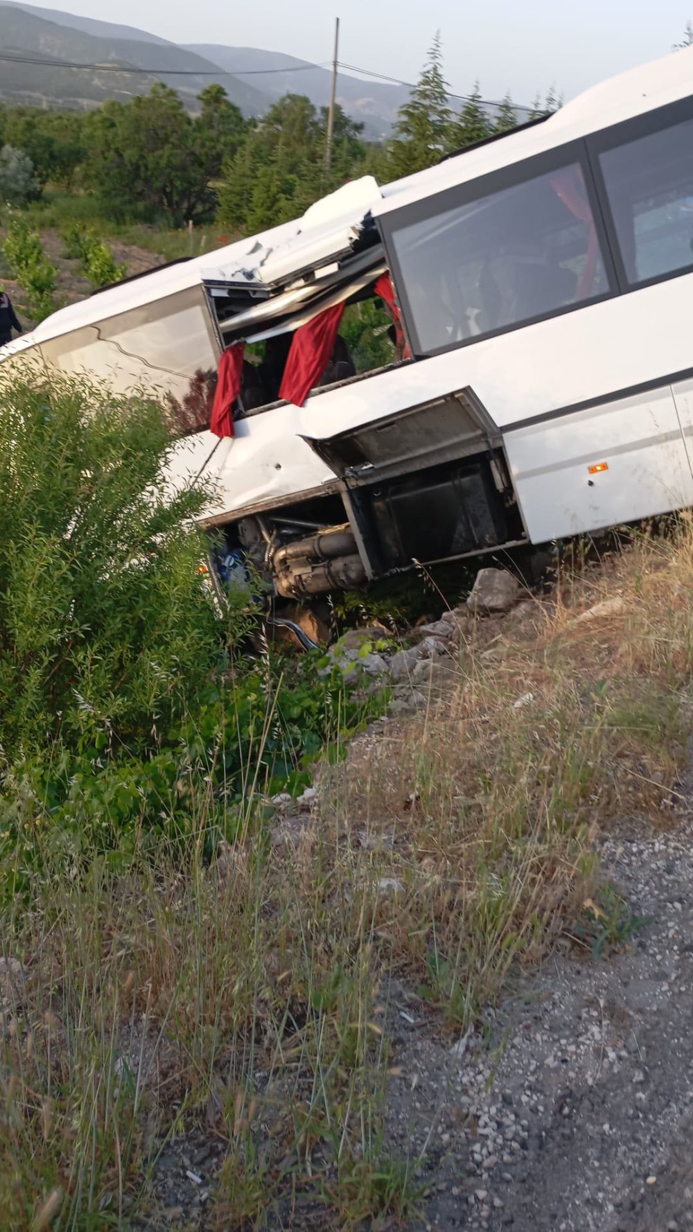 Tur otobüsü şarampole düştü: 16 yaralı