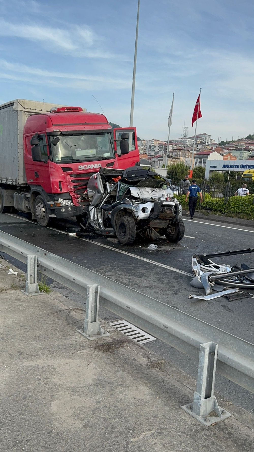 2 TIR'ın arasında sıkışan kamyonetteki 3 kişi yaralandı
