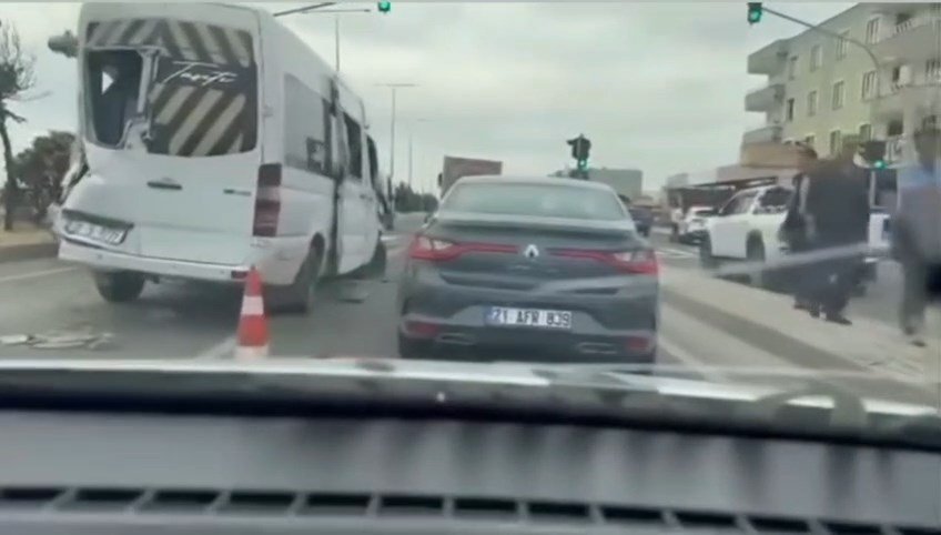 3 araç kazaya karıştı; 11 yaralı