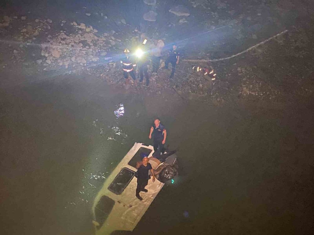 Minibüs dereye devrildi: 1 ölü