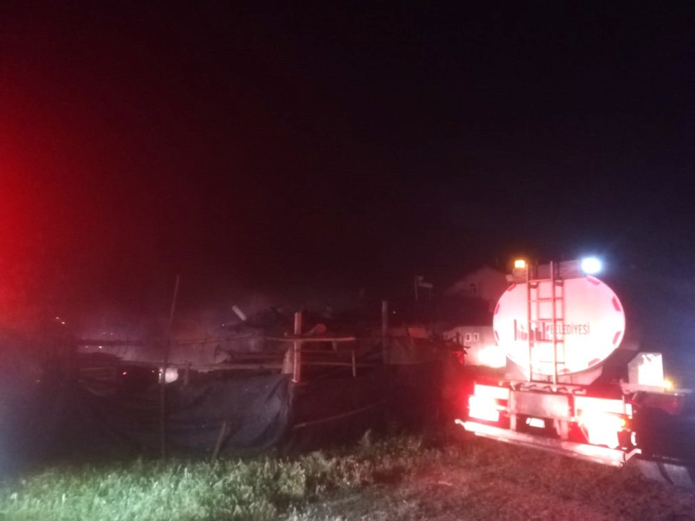 Konya’da yangında bir ev ve ahır küle döndü