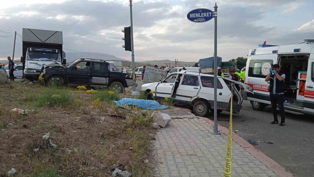 Konya'da kırmızı ışık ihlali 2 canı hayattan kopardı! Güvenlik kamerası görüntüleri ortaya çıktı