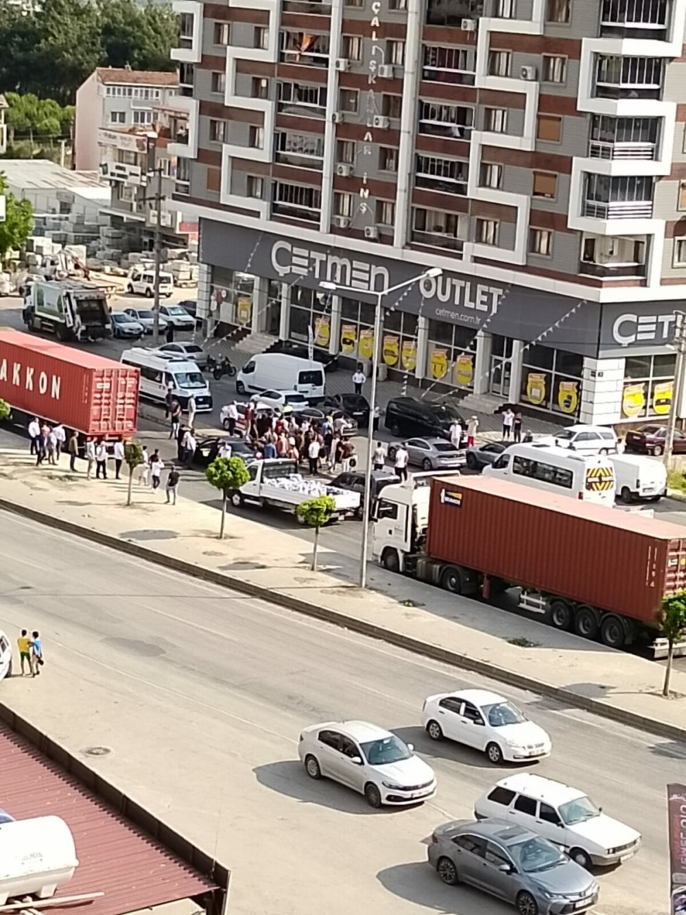 İzmir'de otomobile tüfekli saldırı; 3 ölü, 1 yaralı