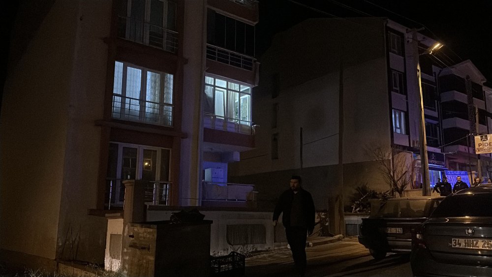 Sevgilisinden ayrılan alkollü kadın, annesini bıçakla rehin aldı