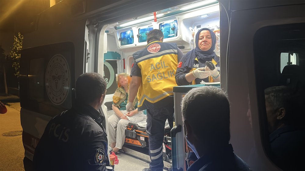 Sevgilisinden ayrılan alkollü kadın, annesini bıçakla rehin aldı