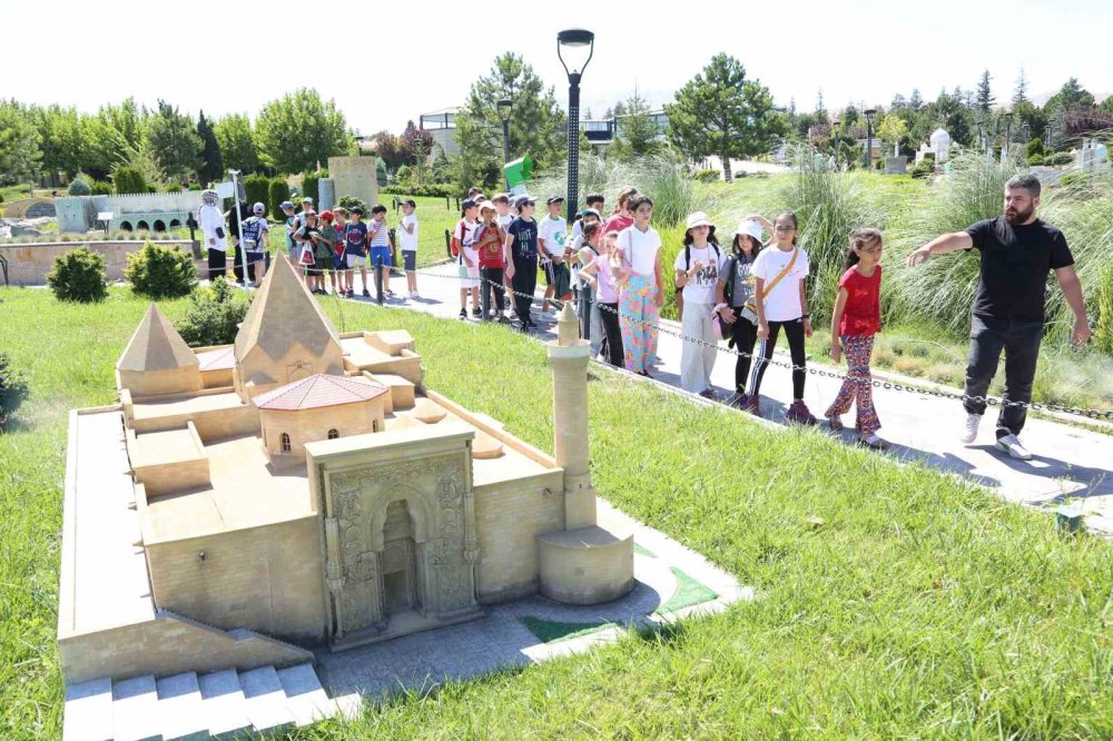 Konyalılar gezmeye doyamadığı 80 Binde Devr-i Alem Parkı'nda yeni dönem