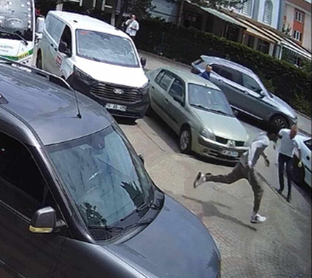 'Camide minibüsünü yıkama' diye uyaran muhtara saldırı kamerada