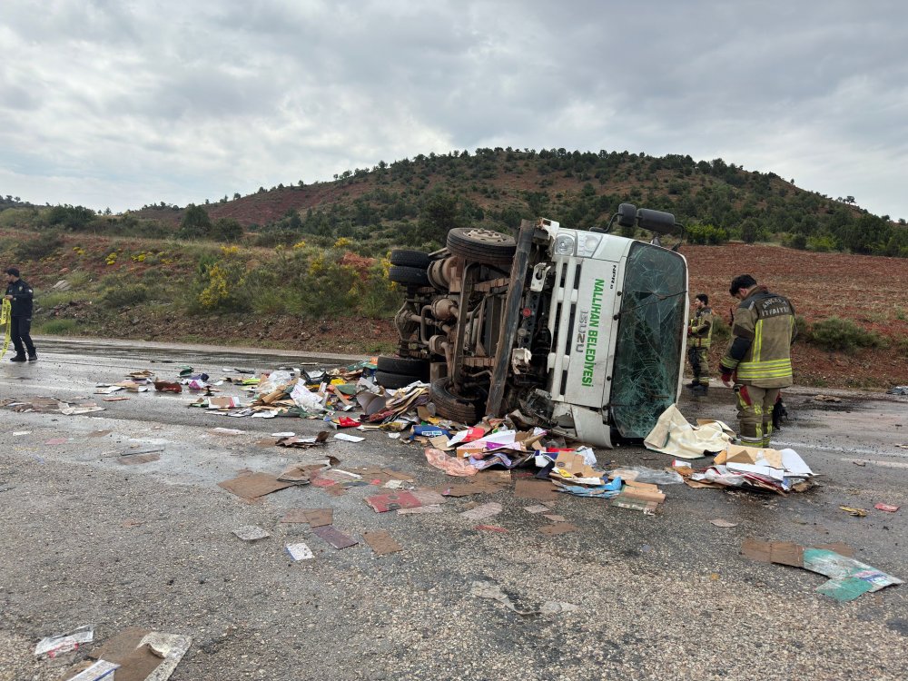 Çöp kamyonu devrildi, temizlik işçisi hayatını kaybetti
