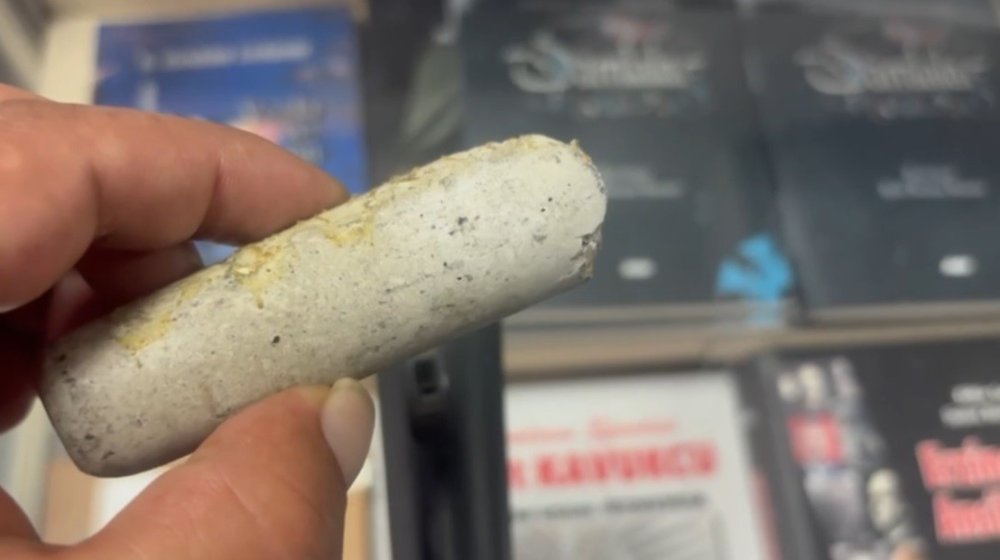 İnternetten aldığı mikrofonun içinden çıkan şey hayretler içinde bıraktı