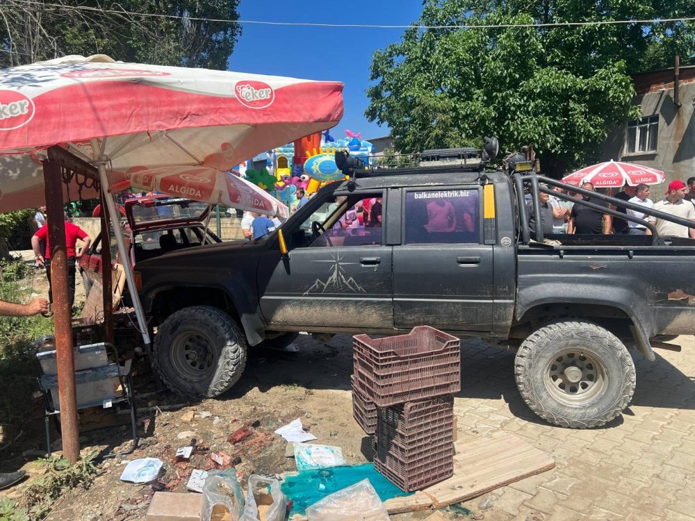 17 yaşındaki sürücünün kullandığı kamyonet, yol kenarında yürüyen 2 çocuğa çarptı