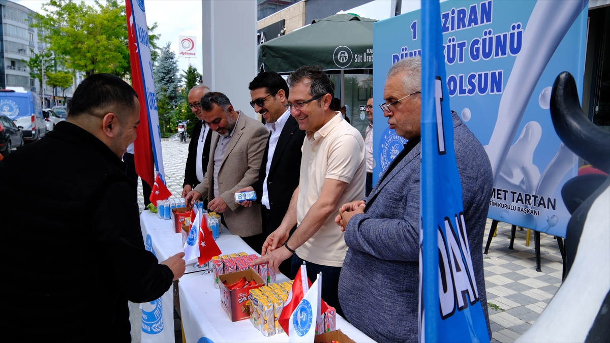 aa-20250601-38151622-38151619-konyada-dunya-sut-gunu-dolayisiyla-ucretsiz-sut-dagitildi.jpg