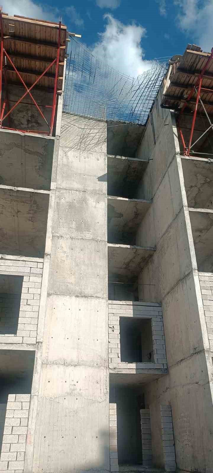 İnşaattan düşen işçi öldü