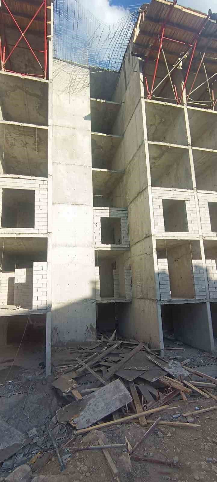 İnşaattan düşen işçi öldü