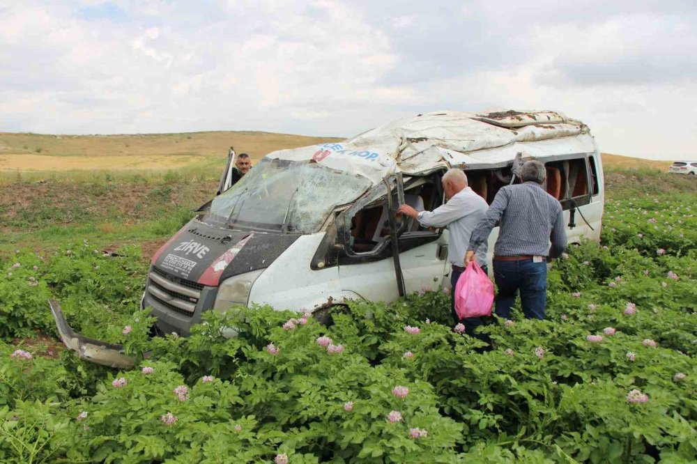 Minibüs tarlaya uçtu: 1 ölü, 4 yaralı