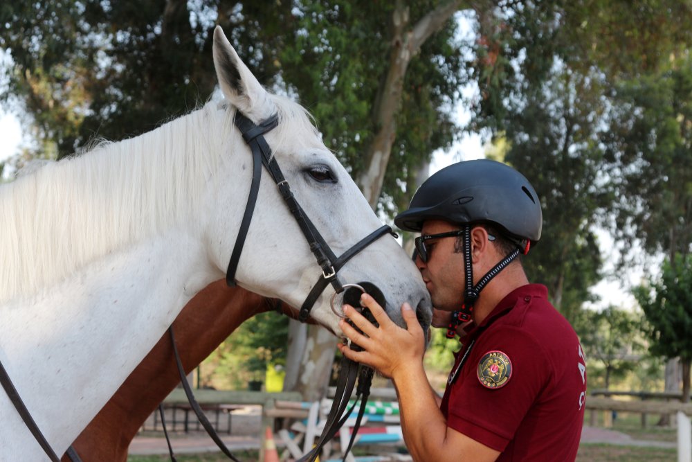 Sahilde atlı polisler devriyede
