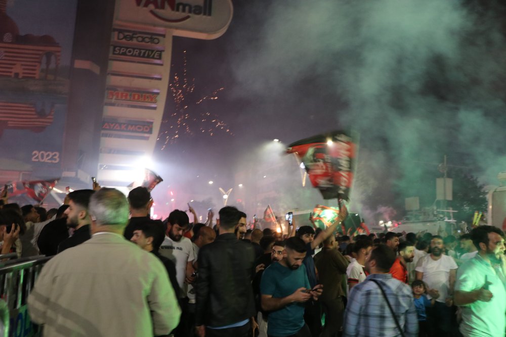 1'inci Lige çıkan Vanspor taraftarları sevinç gösterileri yaptı