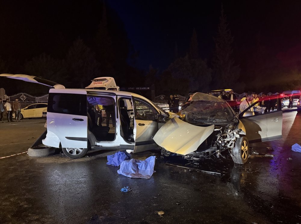Otomobil ile hafif ticari araç çarpıştı, 5 kişi öldü, 2 kişi yaralandı