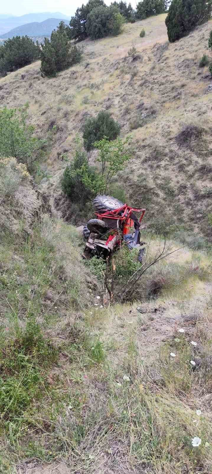 Şarampole devrilen traktörün altında kalan sürücü hayatını kaybetti