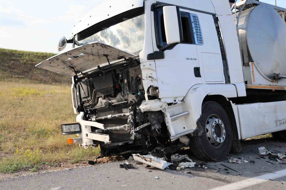 Konya plakalı süt tankeri ile otomobil çarpıştı: 2 ölü
