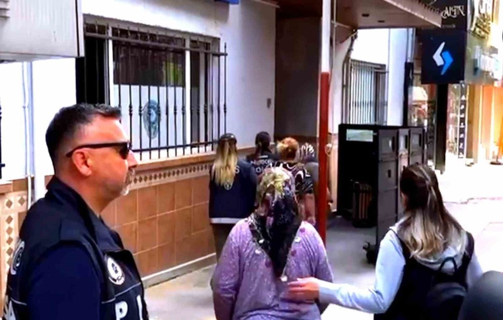 Zehir tacirlerine darbe: 8 kişi tutuklandı