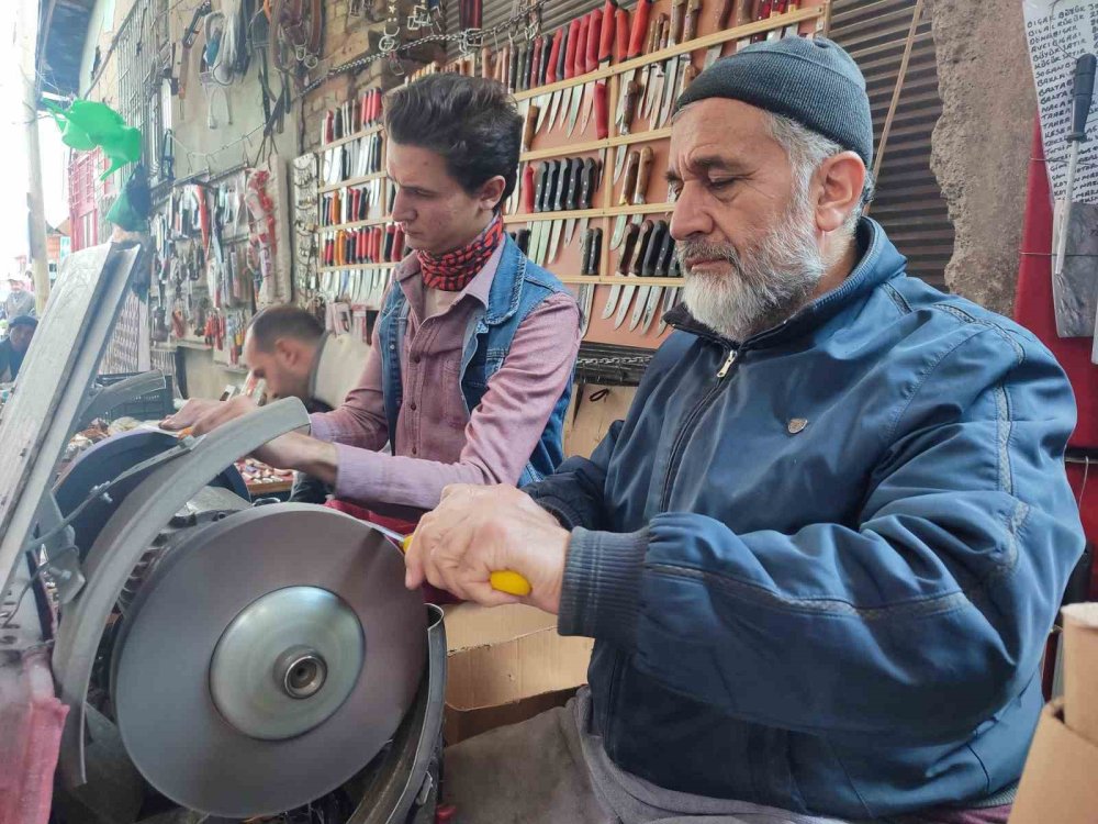 Konya'da bıçak bileyen ustalardan kurban keseceklere uyarı