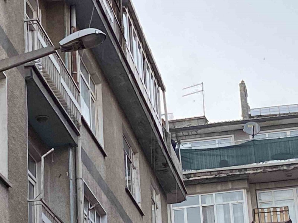 Konya'da eşinden boşanan şahıs boğazına bıçak dayadı, evini ateşe verdi