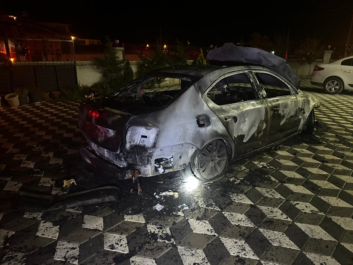 aa-20250605-38187707-38187705-konyada-park-halindeki-otomobilde-cikan-yangin-sonduruldu.jpg