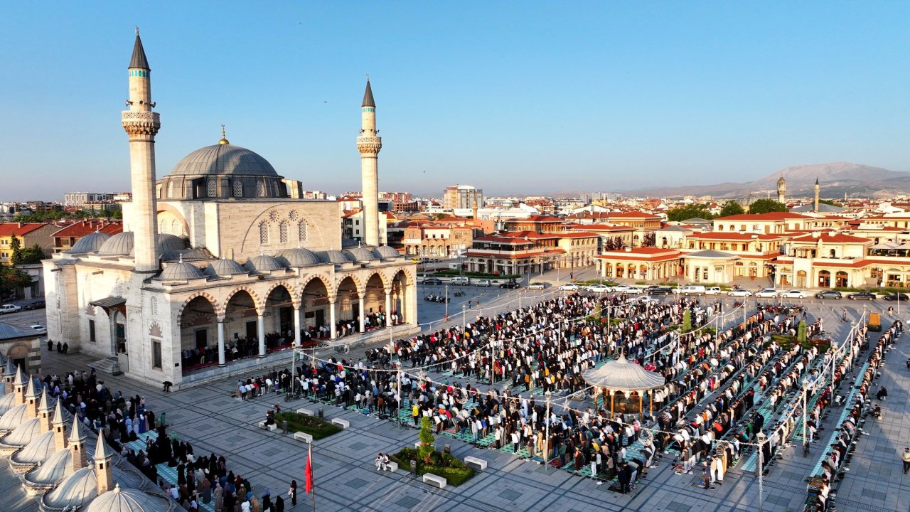 konya-kurban-bayrami-mevlana-meydani-2.jpg