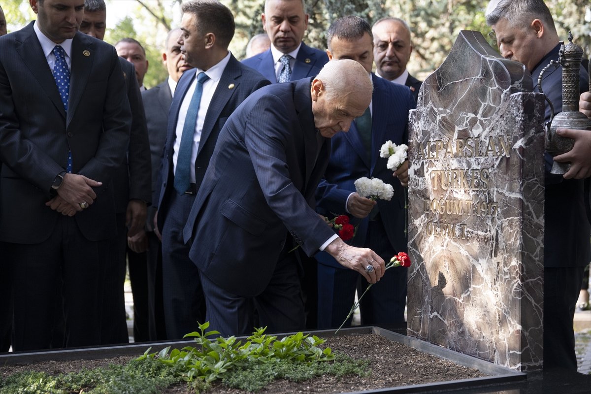 mhp-genel-baskani-bahceli-alparslan-turkesin-kabrini-ziyaret-etti-1.jpg