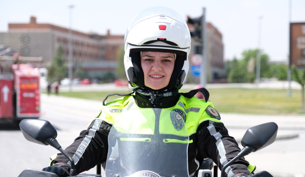Konya'nın motosikletli kadın polisi!