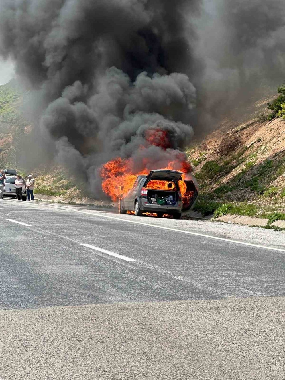 Seyir halindeki otomobil alev aldı