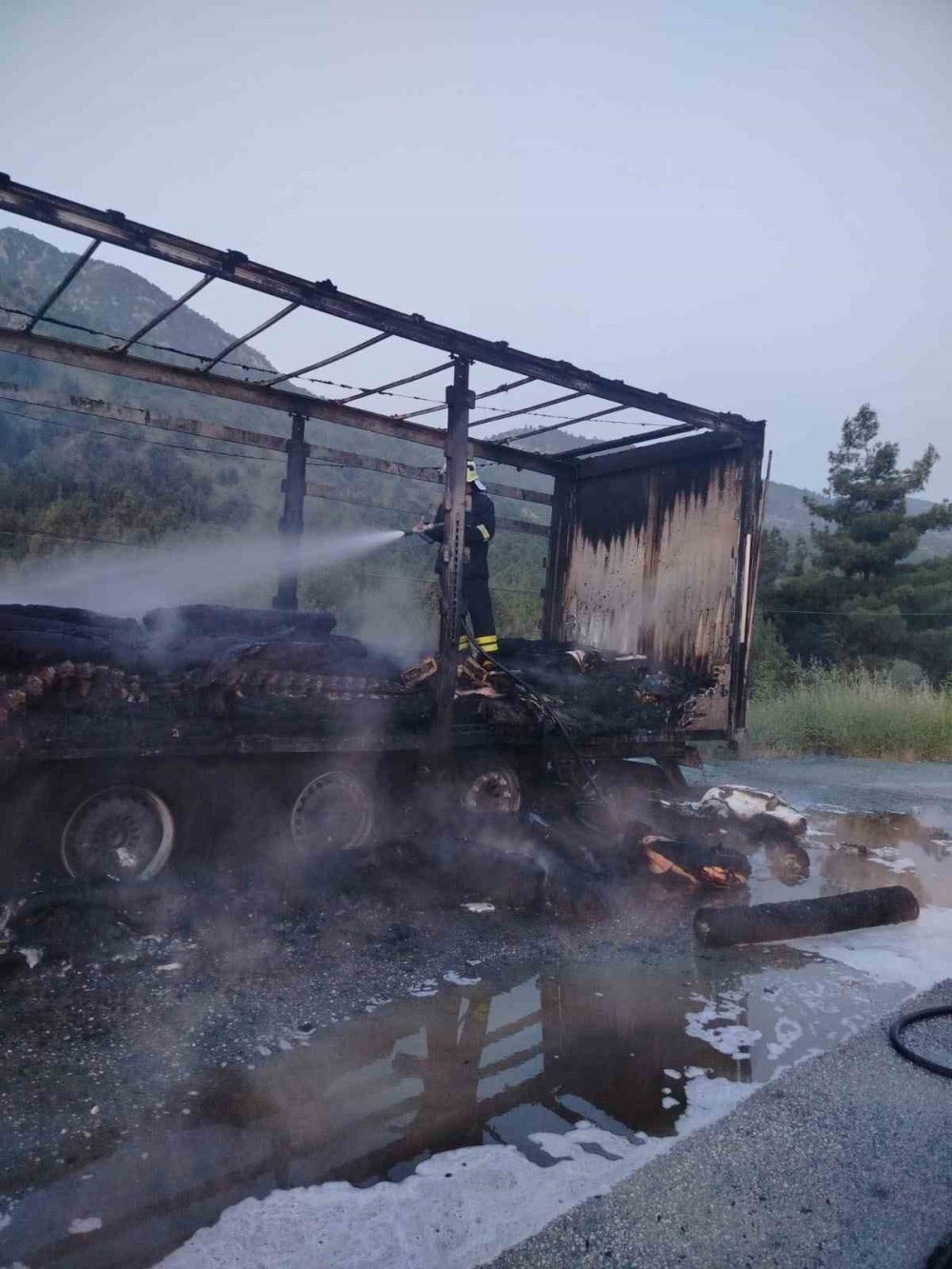 Tır alev alev yandı