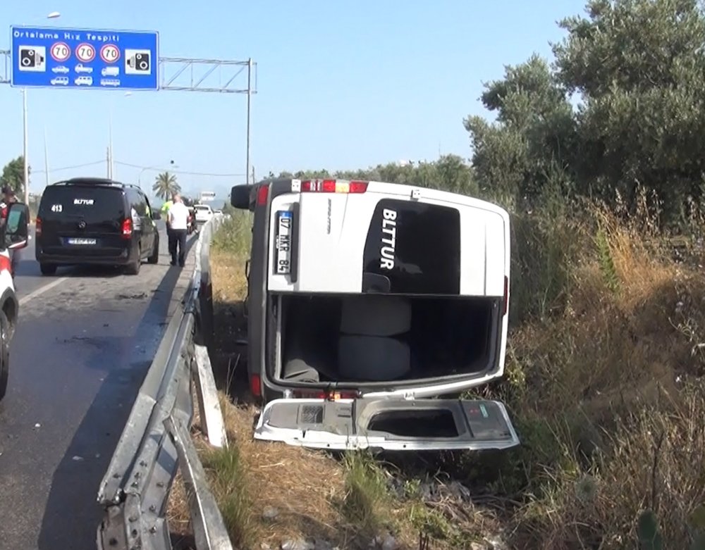 Tur minibüsü devrildi; 5 turist yaralandı