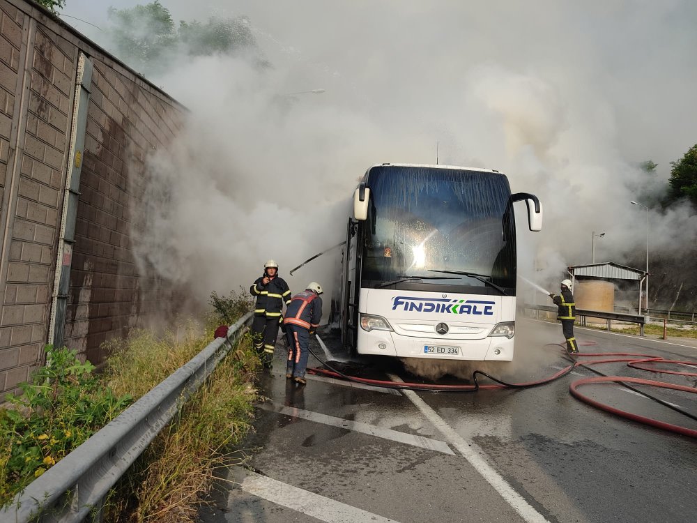 Yolcu otobüsü alev alev yandı