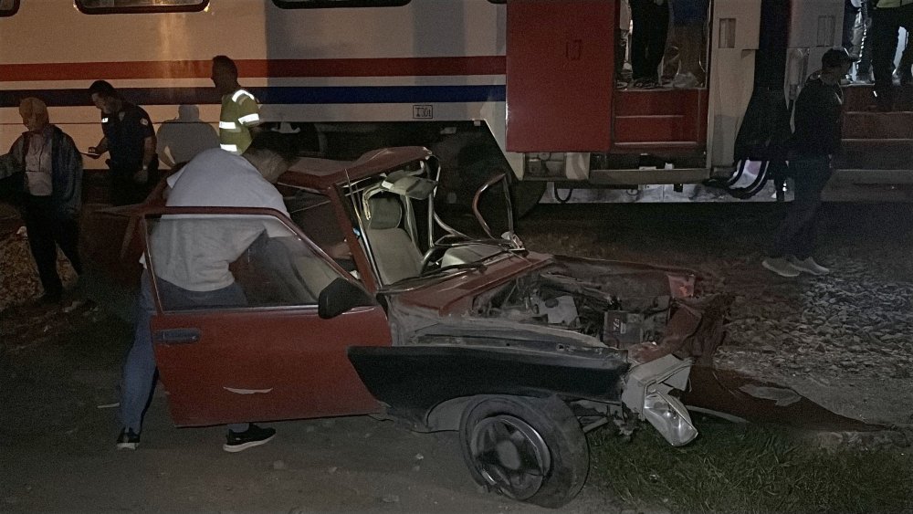 Yolcu treni, raylara bırakılan otomobile çarptı