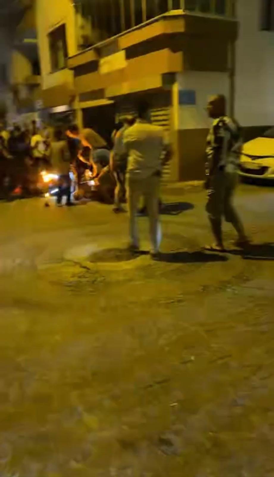 Yolda yürürken bıçaklı saldırıya uğradılar!