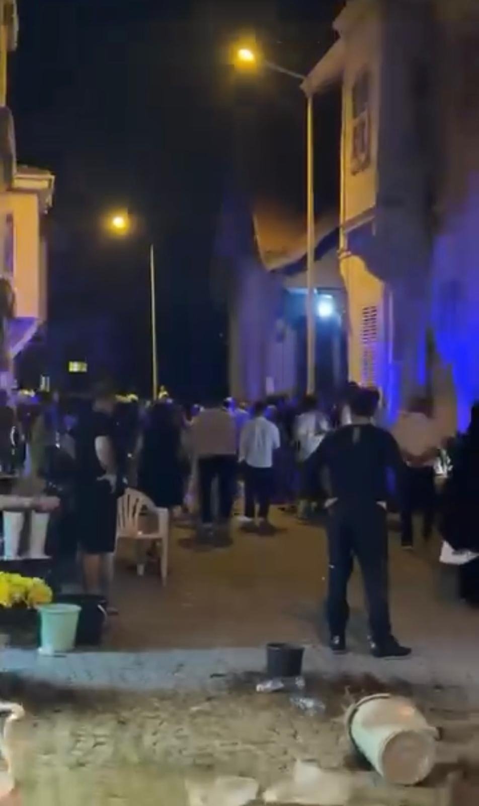 Yolda yürürken bıçaklı saldırıya uğradılar!