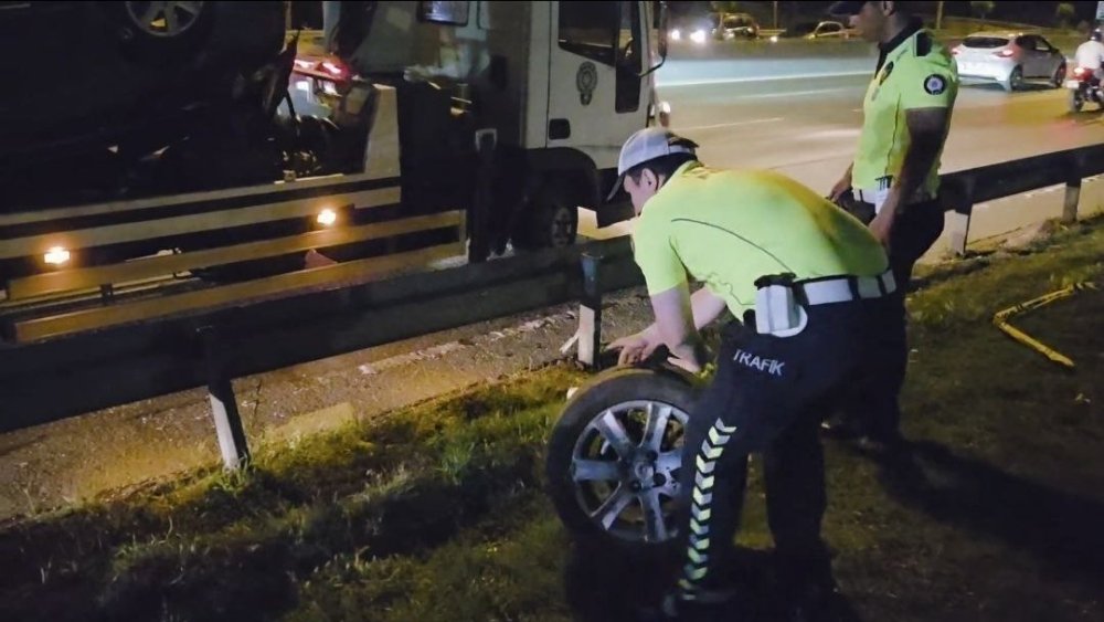 Otomobil bariyerlere çarpıp takla attı: 1 ölü, 3 yaralı