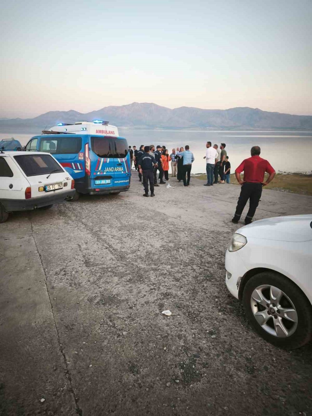 Serinlemek için baraj gölüne giren çocuk boğuldu